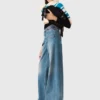Ausgestellte Jeans mit Kette