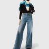 Ausgestellte Jeans mit Kette