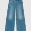Ausgestellte Jeans mit Kette