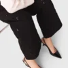 Bestickte Hose mit Hosenträgern