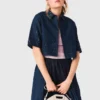 Besticktes, verkürztes Jeanshemd