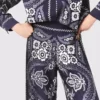 Fließende Hose mit Bandana-Print