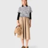 Gestreiftes T-Shirt mit Strassblume