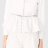 Kurze Jacke mit verziertem Gürtel