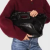 M-Tasche aus geknittertem Leder