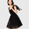 Kurzes, besticktes Kleid aus Korbmuster-Strick