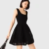 Kurzes, besticktes Kleid aus Korbmuster-Strick