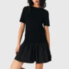 Kurzes Kleid aus Strick und Taft
