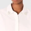 Kurzes Shirt mit Schmuckdetail