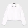 Kurzes Shirt mit Schmuckdetail