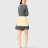 Kurzes Strickkleid mit Perlenbesetztem Kragen