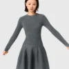 Kurzes Strickkleid mit Perlenbesetztem Kragen