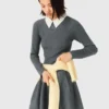 Kurzes Strickkleid mit Perlenbesetztem Kragen