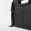 M Bag aus Glattleder mit Fransen