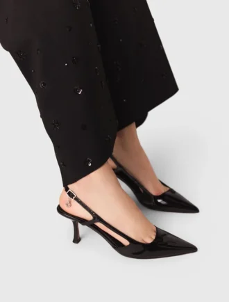Pumps aus Lackleder mit Fersenriemen