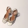 Sandalen aus Metallic-Leder mit Absatz