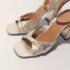 Sandalen aus Metallic-Leder mit Absatz
