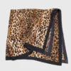 Schal mit Leopardenmuster