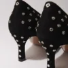 Strass-Pumps mit spitzer Zehenpartie
