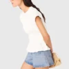 Tailliertes T-Shirt mit Falten