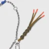 Taschenanhänger aus einer Mischung aus Ketten und Kordeln