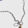 Taschenanhänger aus einer Mischung aus Ketten und Kordeln