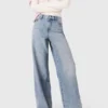 Weit geschnittene Jeans mit durchgehenden Strasssteinen