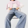 Weit geschnittene Jeans mit durchgehenden Strasssteinen