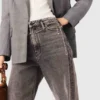 Weit geschnittene Jeans mit Kettengürtel