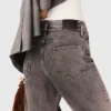 Weit geschnittene Jeans mit Kettengürtel