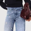 Weit geschnittene Jeans mit Stickerei