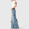 Weite Jeans mit Blumenstickerei