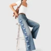 Weite Jeans mit Blumenstickerei