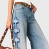 Weite Jeans mit Blumenstickerei