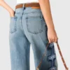 Weite Jeans mit Blumenstickerei