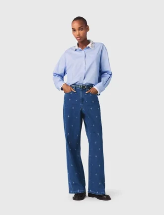 Weite Jeans mit Strasssteinen