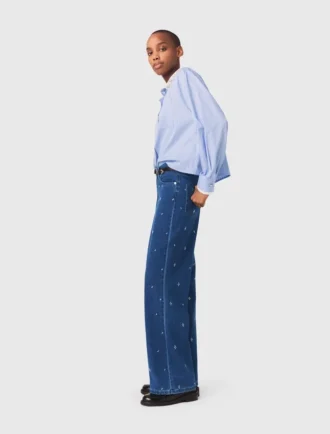 Weite Jeans mit Strasssteinen